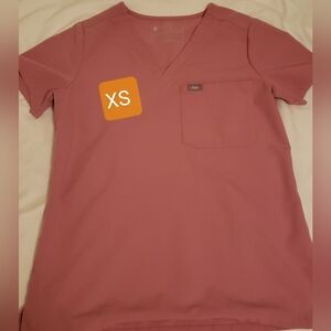 Used figs scrub top 1 pocket, XS Chalk pink,in good condition